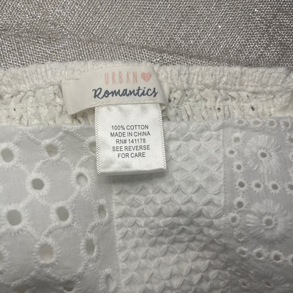 Urban Romantics White Eyelet Lace Women's Top - Picture 3 of 4